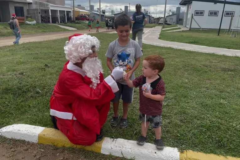 Papá Noel repartió alegría, sonrisas y regalos a niños en Seguí: la novedosa propuesta de vecinos para este domingo