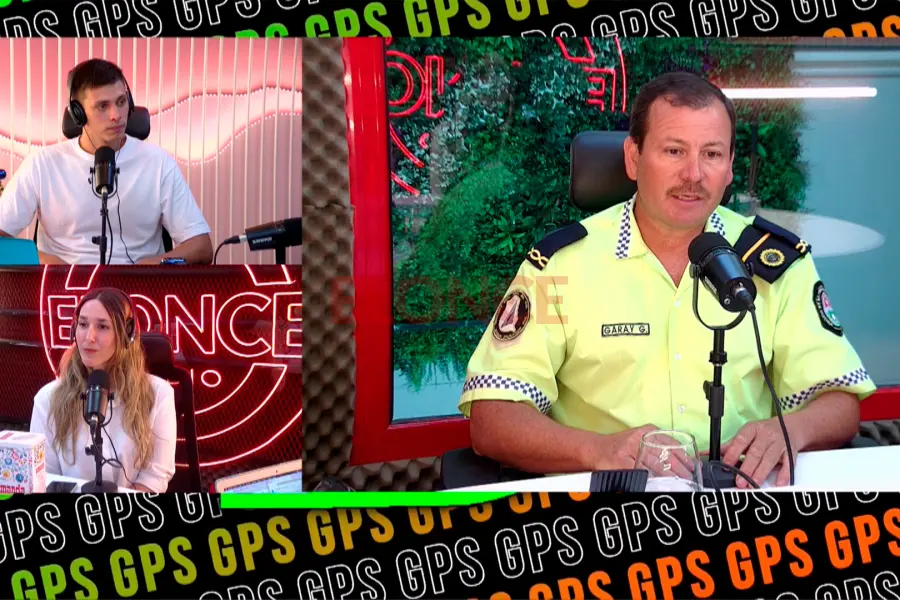 El funcionario policial dialog&oacute; con Tiago Romero y Ayelen Herbel, conductores de GPS. Foto: Elonce.