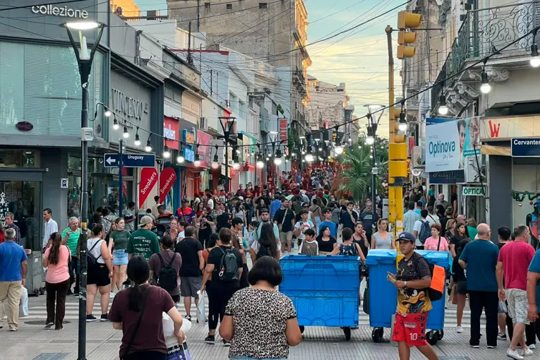Compras navideñas en la Peatonal San Martín de Paraná: gran movimiento a días de Nochebuena