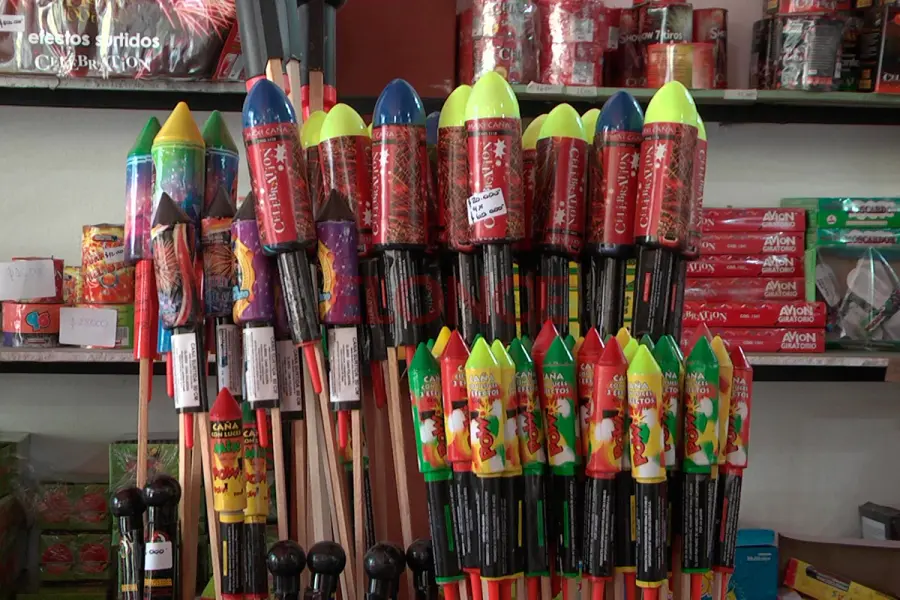 Venta de fuegos artificiales por Navidad (foto Elonce)