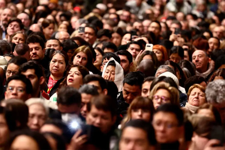 Una multitud de fieles siguieron la ceremonia en el Vaticano (REUTERS/Yara Nardi)