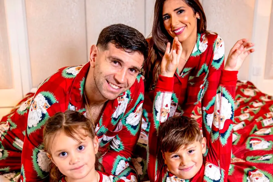 Dibu Mart&iacute;nez y su familia