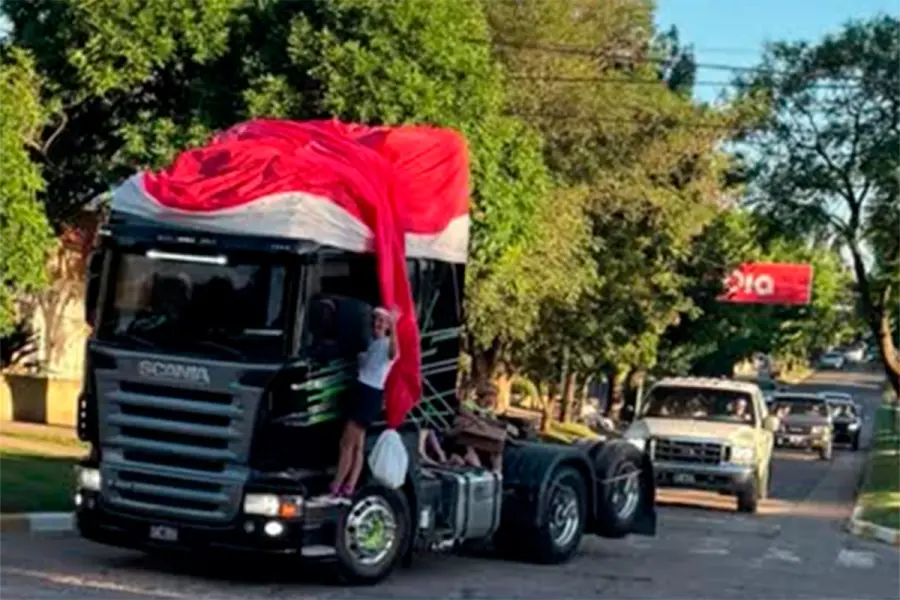 Un cami&oacute;n navide&ntilde;o recorri&oacute; barrios y llev&oacute; alegr&iacute;a a los ni&ntilde;os