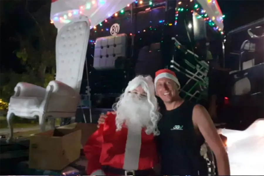 Un cami&oacute;n navide&ntilde;o recorri&oacute; barrios y llev&oacute; alegr&iacute;a a los ni&ntilde;os