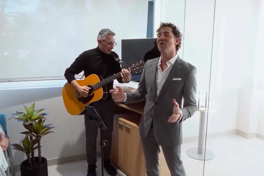 David Bisbal sorprendi&oacute; a pacientes en un hospital por Navidad: "Quedaba un concierto pendiente"