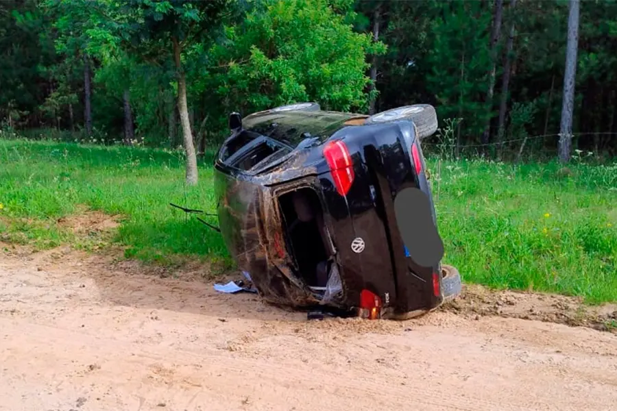 Auto con cinco j&oacute;venes volc&oacute; cuando regresaban de festejar Navidad