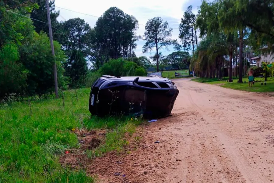 Auto con cinco j&oacute;venes volc&oacute; cuando regresaban de festejar Navidad