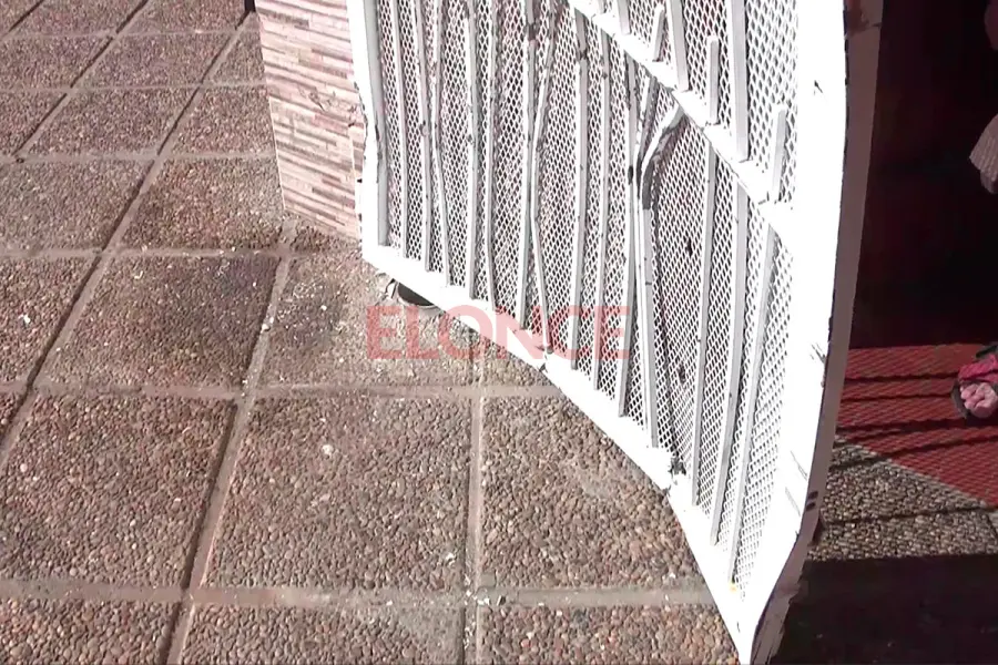 Un auto perdi&oacute; el control y termin&oacute; dentro de una casa (foto Elonce)