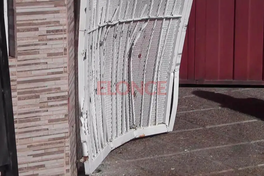 Auto perdi&oacute; el control y choc&oacute; contra el frente de una casa en Paran&aacute; (foto Elonce)