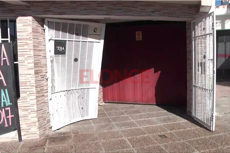 Un auto se incrustó contra una casa en Paraná: “De milagro no nos pasó nada”, aseguró la damnificada