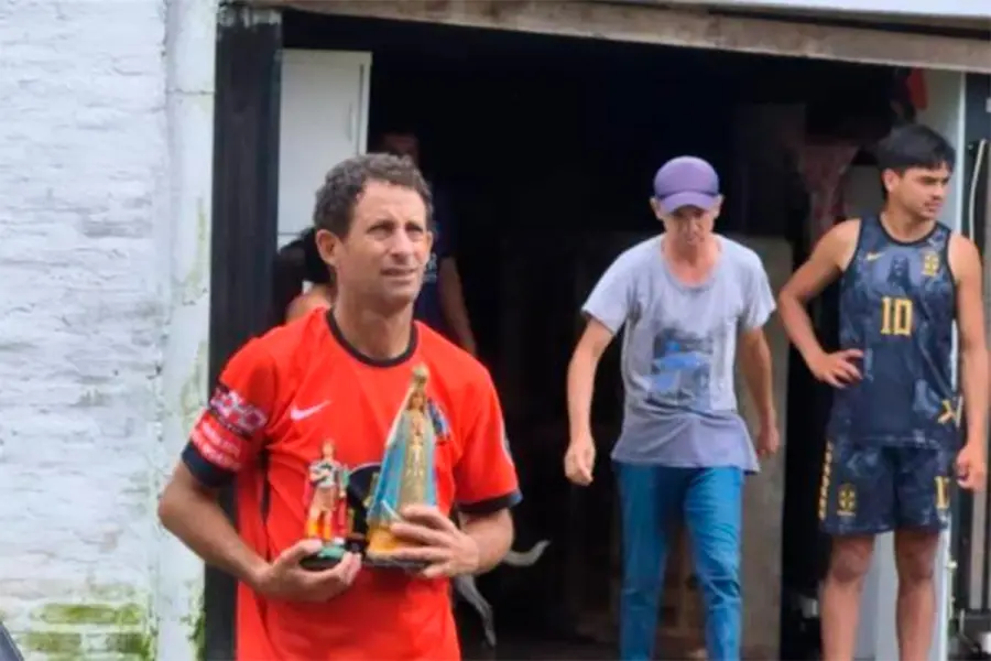 n la Virgen de Itat&iacute; en brazos, familias correntinas debieron dejar sus casas por la inundaci&oacute;n