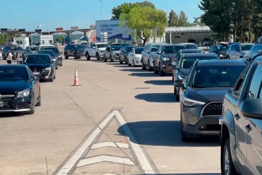 Registran demoras de hasta tres horas para cruzar a Uruguay por el puente internacional San Mart&iacute;n - Daniel Rojas