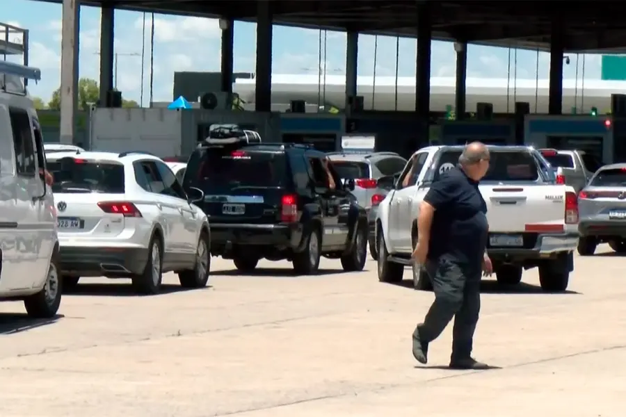 Registran demoras de hasta tres horas para cruzar a Uruguay por el puente internacional San Mart&iacute;n - Daniel Rojas
