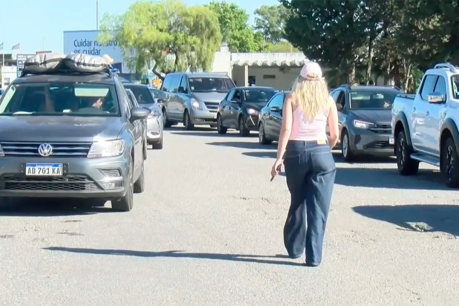 Registran demoras de hasta tres horas para cruzar a Uruguay por el puente internacional San Mart&iacute;n - Daniel Rojas