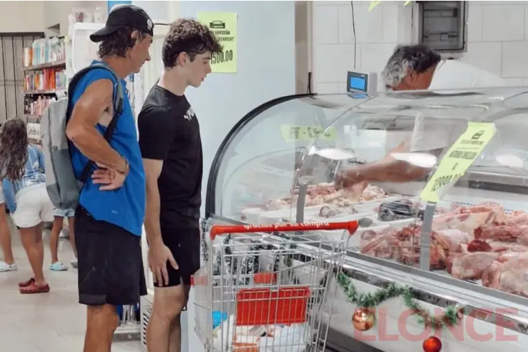 De la F1 a la carnicería del pueblo: Colapinto y las fotos que se volvieron virales