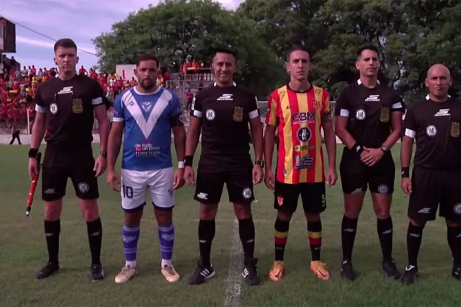 Los capitanes y el arbitraje de la final. Foto: Elonce.
