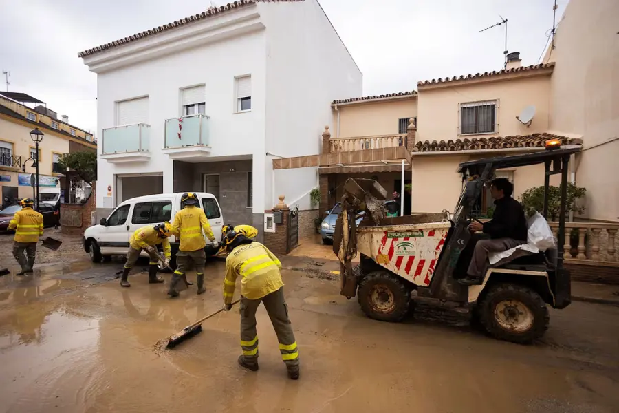 Las calles contin&uacute;an llenas de barro tras el paso del agua.