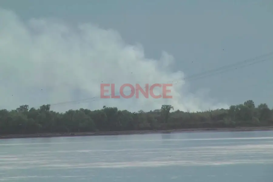 Quemas en islas frente a Paran&aacute; (foto archivo Elonce)