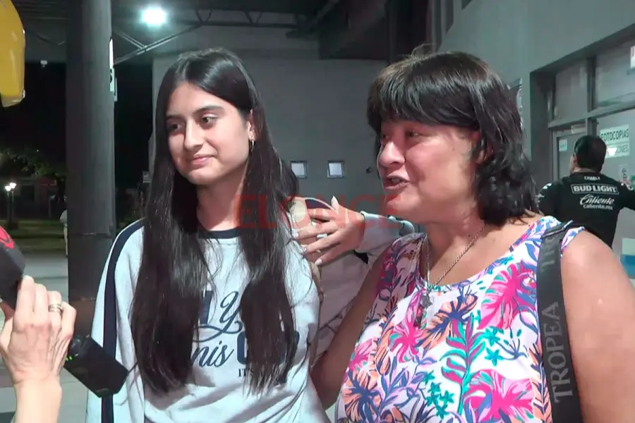 Flor lleg&oacute; de viaje y su mam&aacute; la busc&oacute;. Foto: Elonce.