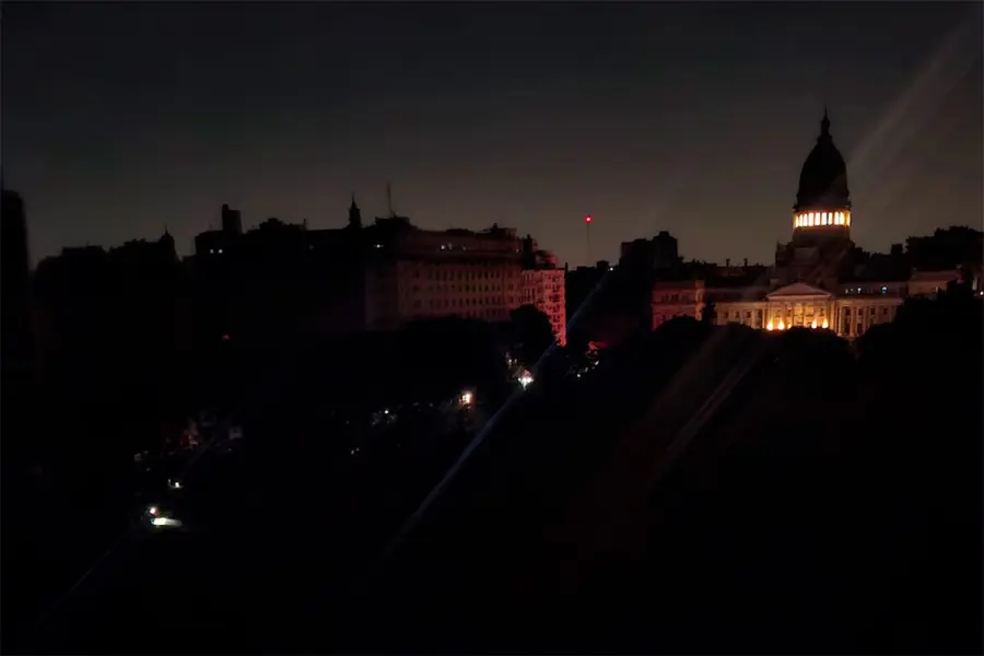 A lo lejos, el Congreso de la Naci&oacute;n (foto @Argenpoirot)