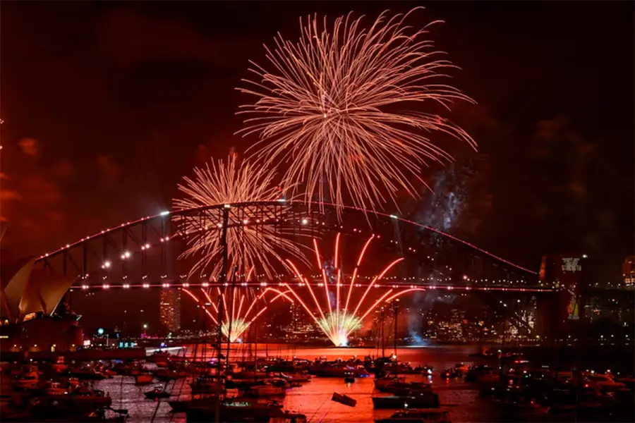 El show de "fuegos artificiales familiares" que se hace frente al Opera House del puerto de S&iacute;dney (foto SAEED KHAN - AFP)