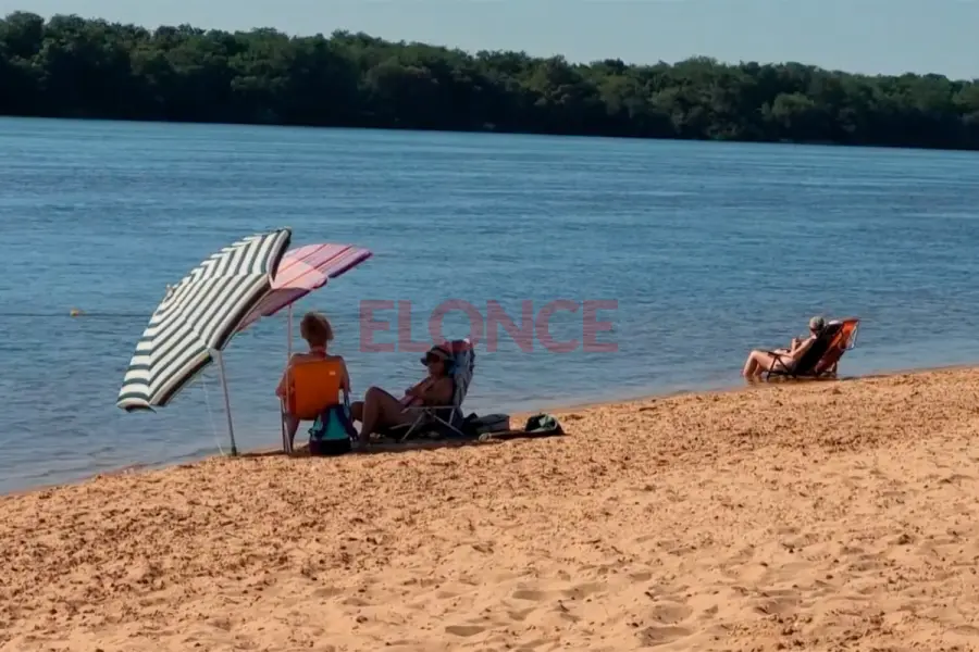 R&iacute;o, sol y tranquilidad: jornada agobiante y disfrute pleno en playa Isla del Puerto- Elonce