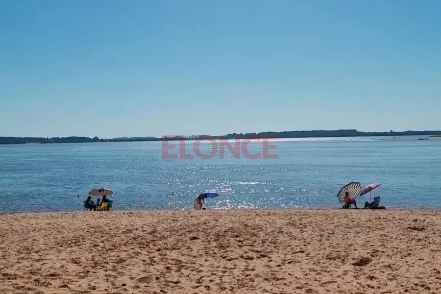 R&iacute;o, sol y tranquilidad: jornada agobiante y disfrute pleno en playa Isla del Puerto- Elonce
