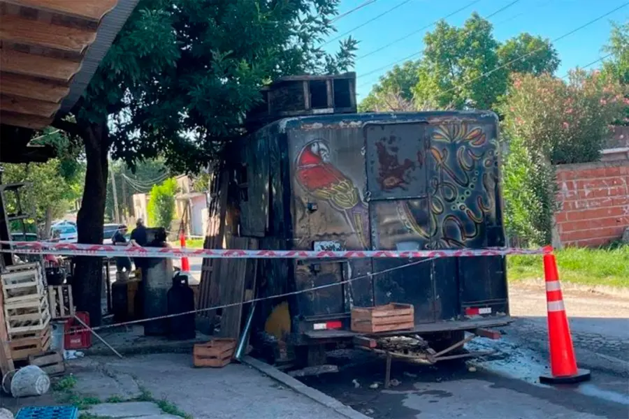 Tr&aacute;gico incendio en rotiser&iacute;a de Victoria (foto Elonce)