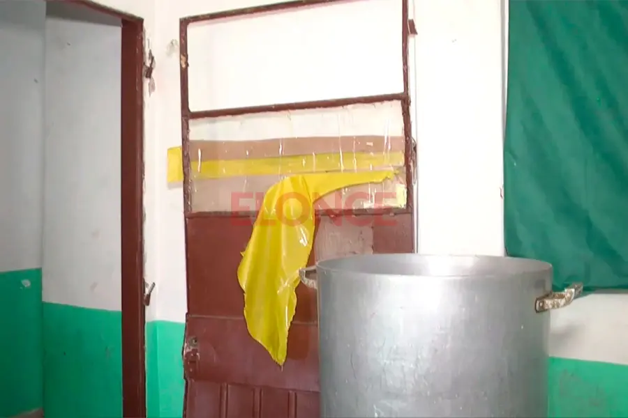 La puerta que fue arrancada por completo. Foto: Elonce.