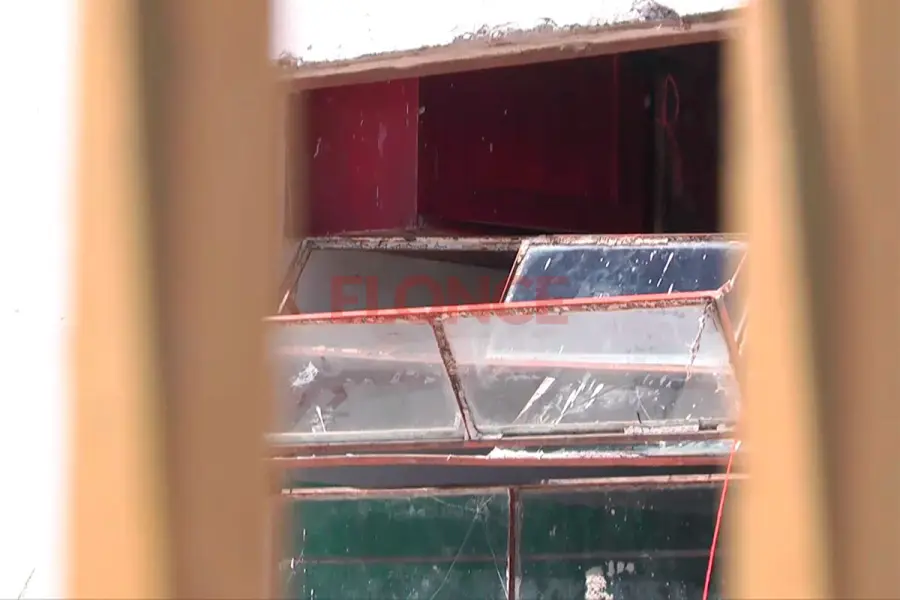 La ventana da&ntilde;ada. Foto: Elonce.