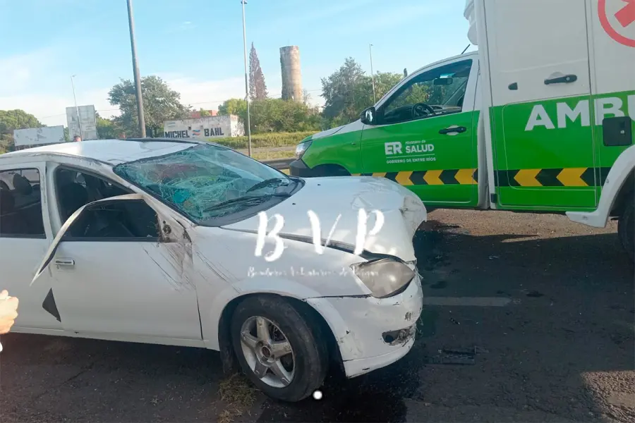Vuelco en A&ntilde;o Nuevo en Paran&aacute; (foto Bomberos Voluntarios de Paran&aacute;)