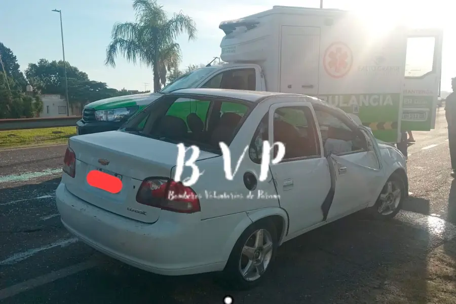 Vuelco en A&ntilde;o Nuevo en Paran&aacute; (foto Bomberos Voluntarios de Paran&aacute;)