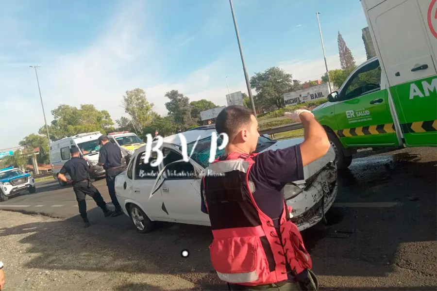 Vuelco en A&ntilde;o Nuevo en Paran&aacute; (foto Bomberos Voluntarios de Paran&aacute;)