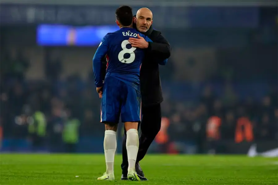 Enzo Maresca y un c&aacute;lido abrazo a Enzo Fern&aacute;ndez (foto AFP)