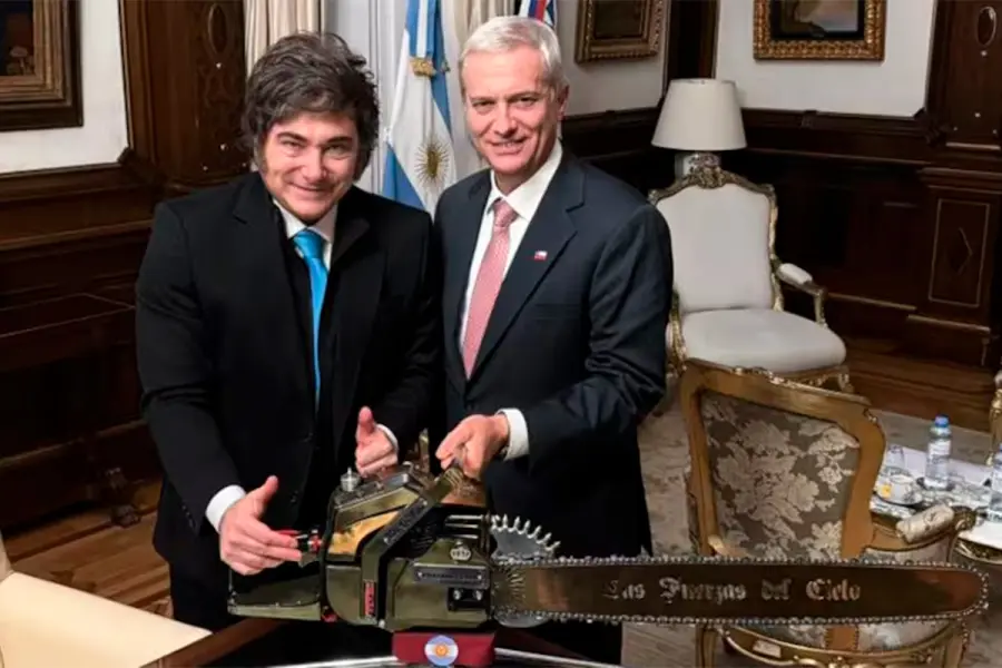 El presidente Javier Milei, con el recientemente electo presidente de Chile, Jos&eacute; Antonio Kast