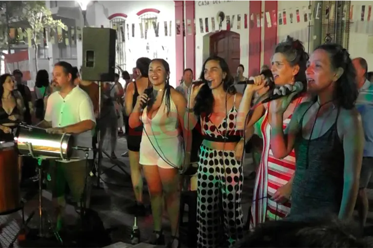 Samba Na Esquina brindó un show al aire libre para celebrar el inicio del 2026