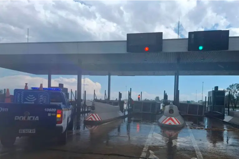 Tormenta trágica: un trabajador del peaje murió en Córdoba tras tumbarse una cabina
