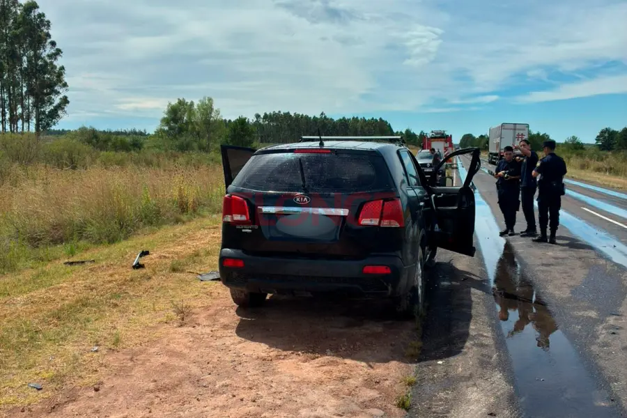 La conductora de la camioneta Kia habr&iacute;a intentado esquivar un espejo de agua (foto Elonce)