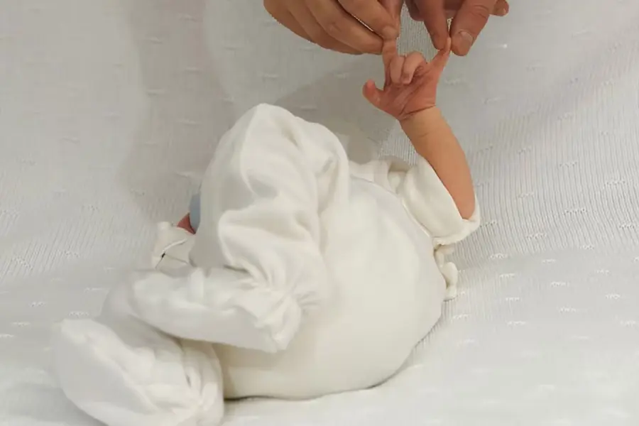 La tierna foto de Juli&aacute;n &Aacute;lvarez y su novia con Amadeo. Foto: Instagram de Juli&aacute;n &Aacute;lvarez.