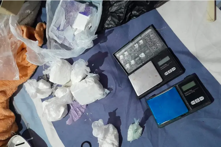 Allanamientos por balaceras en barrio de Paraná: detuvieron a una mujer e incautaron dosis de cocaína
