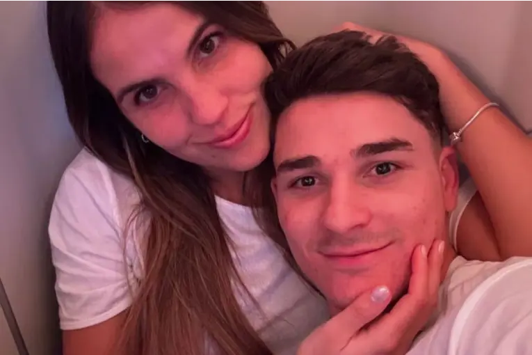 La tierna foto de Julián Álvarez y Emilia Ferrero para confirmar el nacimiento de su primer hijo