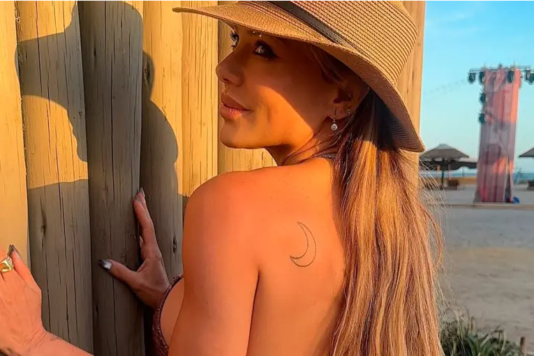 Evangelina Anderson disfruta de la playa en Punta del Este: las fotos que le sacó su hija