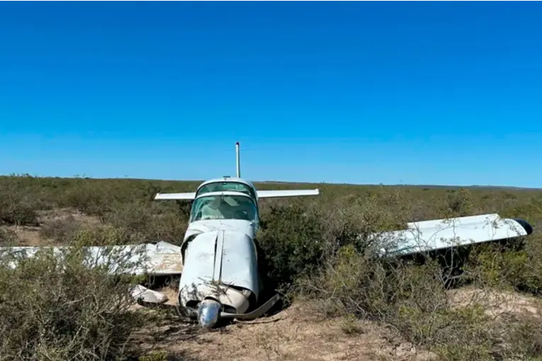 Cayó una avioneta que viajaba de Río Negro a Santa Fe: el estado de los ocupantes