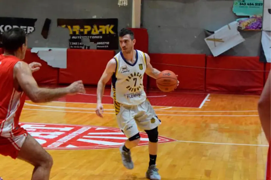 Lisandro Ruiz Moreno enfrent&oacute; a Talleres en el 2025 con la remera de Paracao. Foto: Paracao B&aacute;squet.