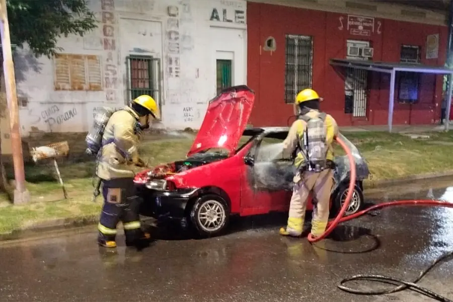 Un auto fue consumido por las llamas en Avenida de Las Am&eacute;ricas en Paran&aacute;- Bomberos Voluntarios