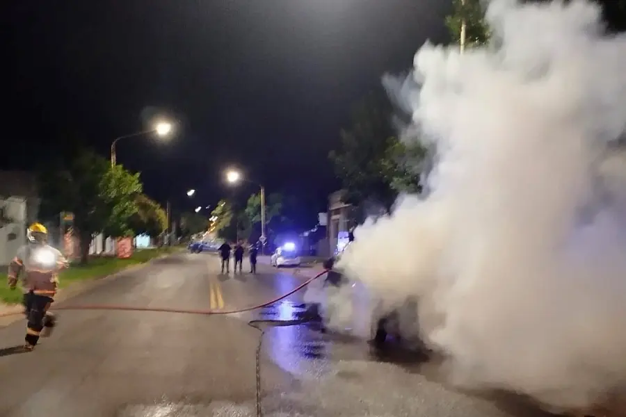 Un auto fue consumido por las llamas en Avenida de Las Am&eacute;ricas en Paran&aacute;- Bomberos Voluntarios