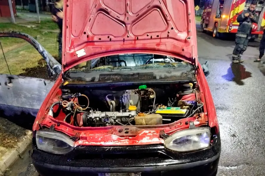Un auto fue consumido por las llamas en Avenida de Las Am&eacute;ricas en Paran&aacute;-Bomberos Voluntarios