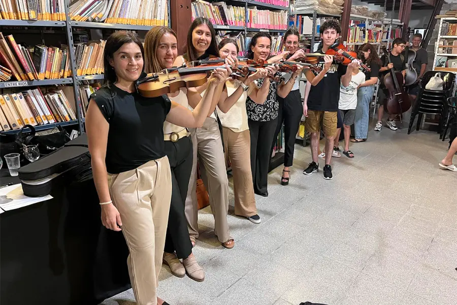 La l&iacute;nea de cuerdas de la orquesta (foto Facebook Virginia Zubaran)