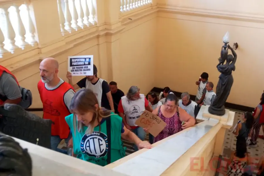 Reclamo sindical de ATE en Casa de Gobierno (foto Elonce)