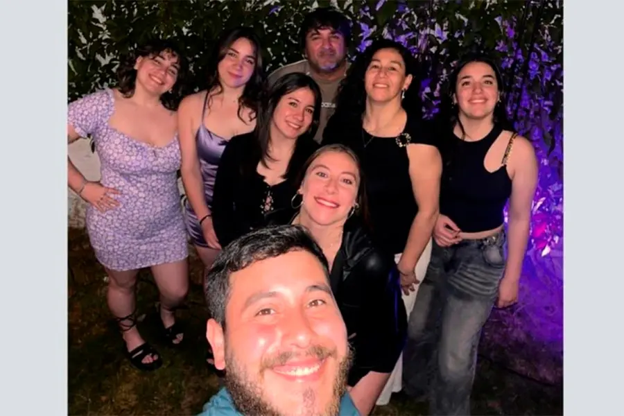 La familia Mart&iacute;nez-Techeira: detr&aacute;s, de izquierda a derecha, Dafne (21), Gabriela Liz (20, fallecida), Sebasti&aacute;n (45), Nora (44, fallecida) y Astrid (17, internada grave). Los tres del centro, Guillermo (24), Abiga&iacute;l (25) y Omaira (17, fallecida).